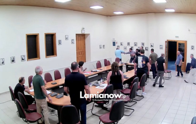 Στα-χέρια-πιάστηκαν-μέλη-του-Δημοτικού-Συμβουλίου-στη-Μακρακώμη-–-Δείτε-βίντεο