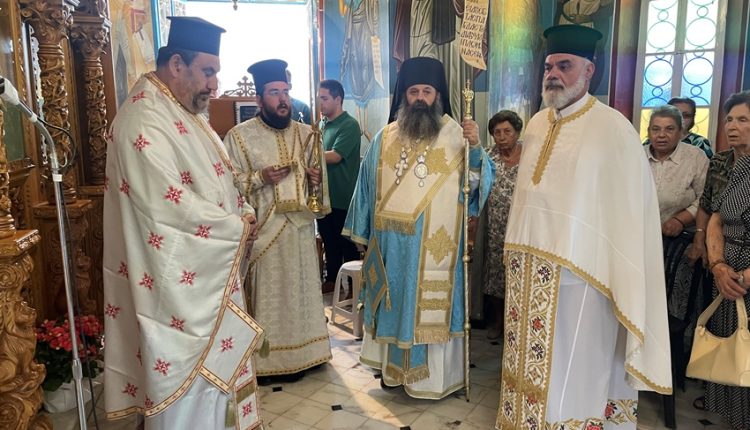 Ο-Επίσκοπος-Κεγχρεών-στον-πανηγυρίζοντα-Ιερό-Ναό-Αγίου-Φανουρίου-Βέλου-Κορινθίας