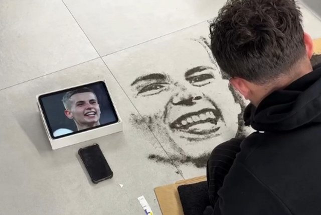 aυτός-ο-κομμωτής-φτιάχνει-το-σήμα-της-ομάδας-σας-στο-κεφάλι-σας-και-με-τις-τρίχες-που-πέφτουν-στο-πάτωμα-σχεδιάζει-το-πρόσωπο-του-Χρήστου-Μουζακίτη