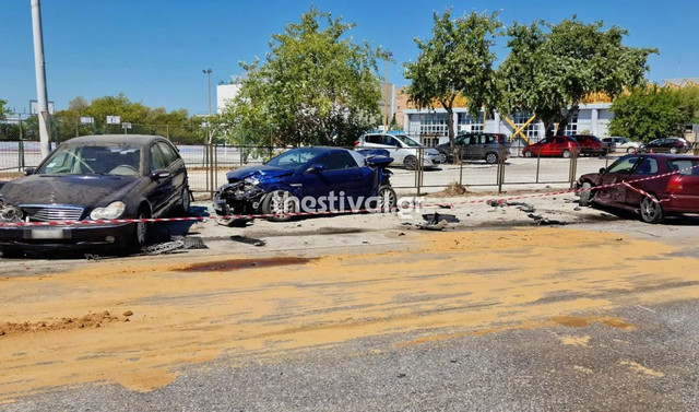 Τρελή-πορεία-αυτοκινήτου-στη-Θεσσαλονίκη:-Έπεσε-πάνω-σε-τέσσερα-σταθμευμένα-ΙΧ.,-συνελήφθη-ο-οδηγός