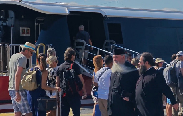 Πλώρη-για-τα-νησιά-έβαλαν-οι-«αργοπορημένοι»-του-Αυγούστου-–-Κίνηση-στα-λιμάνια,-με-στόχο-ήσυχες-και-προσιτές-διακοπές