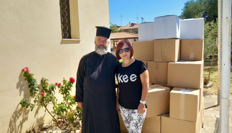 Διανομή-δεμάτων-–-τροφίμων-από-την-Μητρόπολη-Μαρωνείας