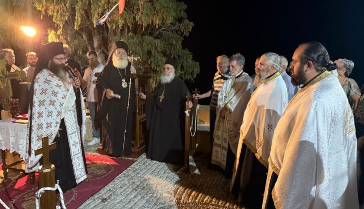 Πλήθος-πιστών-στον-Εσπερινό-της-Αποτομής-της-Τιμίας-Κεφαλής-του-Τιμίου-Προδρόμου-στην-ΙΜ.-Καψά-Σητείας