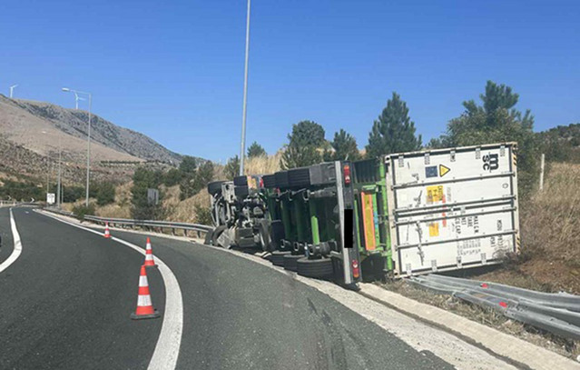 Ανατράπηκε-νταλίκα-στη-Σιάτιστα
