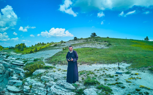 «Παπα-drone»,-«παπα-razzι»-ή-«παπα-Βόιος»:-Ιερέας-με-κανάλι-στο-youtube,-drone-και-έξι-κάμερες-προβάλλει-το-Βόιο-Κοζάνης