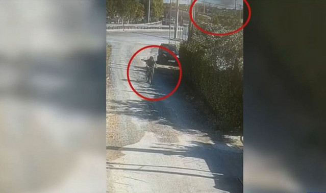 Η-στιγμή-που-ο-62χρονος-φερόμενος-εμπρηστής-απομακρύνεται-από-το-σημείο-της-φωτιάς-στην-Κάντζα-–-Δείτε-βίντεο