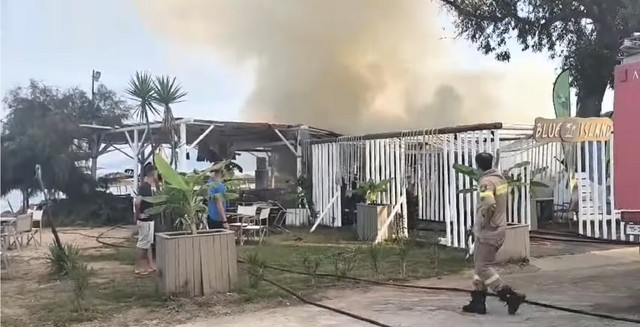 Φωτιά-έκανε-στάχτη-γνωστό-beach-bar-στην-Πρέβεζα-–-Στιγμές-πανικού-στο-Μονολίθι