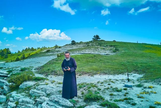 «Παπα-razzι»:-Ο-ιερέας-από-την-Κοζάνη-που-καταγράφει-με-drone-και-στέλνει-σε-κάθε-γωνιά-της-γης,-τις-ομορφιές-της-Μακεδονίας