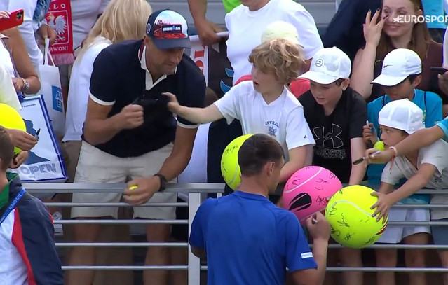 Χαμός-στο-us-open:-Άρπαξε-με-το-έτσι-θέλω-υπογεγραμμένο-καπέλο-από-παιδί-και-προκάλεσε-οργή-στα-social-media