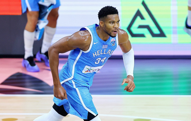 Τρέλα-στη-fiba-για-το-τρίποντο-του-Αντετοκούνμπο:-Δώστε-το-τρόπαιο-στην-Ελλάδα