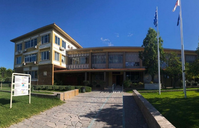 Πάτρα:-Τρεις-πυρκαγιές-εκδηλώθηκαν-ταυτόχρονα-στον-χώρο-της-πανεπιστημιούπολης