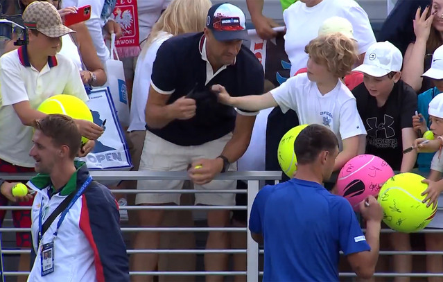«Δεν-το-χρειαζόταν,-είχε-ήδη-πέντε-υπογραφές-από-όλους»-–-Τι-απάντησε-ο-ceo-που-άρπαξε-το-καπέλο-τενίστα-από-παιδί-στο-us-open