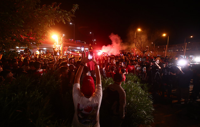 Χαμός-στο-«Ελευθέριος-Βενιζέλος»-για-τον-Ποντένσε-–-Εκατοντάδες-φίλοι-του-Ολυμπιακού-υποδέχονται-τον-Πορτογάλο-εξτρέμ