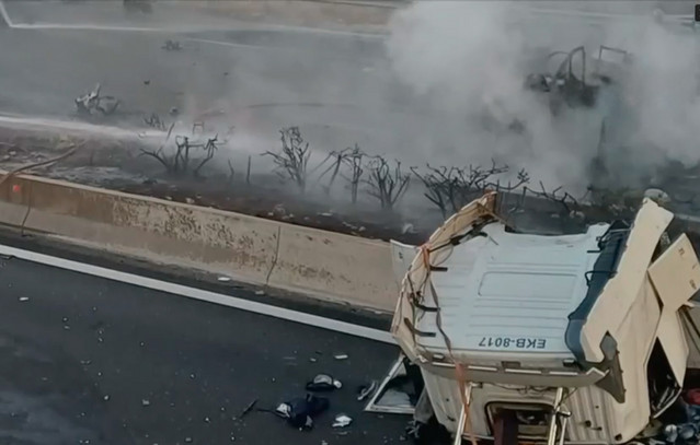 Σε-σοβαρή-κατάσταση-ο-οδηγός-της-νταλίκας-που-ανατράπηκε-και-τυλίχτηκε-στις-φλόγες-στην-εθνική-Αθηνών-–-Κορίνθου