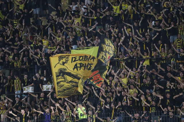 Οπαδοί-του-Άρη-σκαρφάλωσαν-στα-κάγκελα-για-να-κεράσουν-μπίρες-τους-οπαδούς-του-Παναιτωλικού