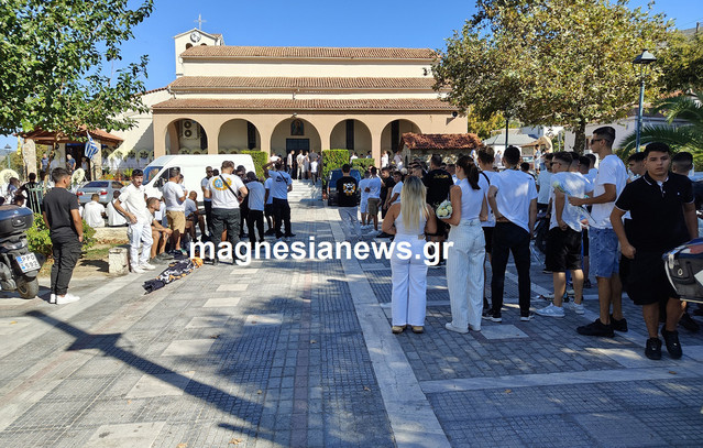Θρήνος-στην-κηδεία-του-18χρονου-Νίκου-που-πέθανε-από-εγκεφαλική-αιμορραγία-στον-Βόλο-–-Οι-φίλοι-του-έκαναν-πορεία-με-μηχανάκια