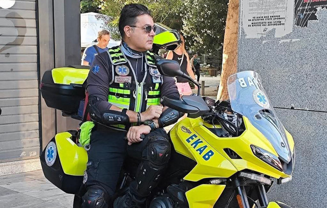 Μάχη-για-τη-ζωή-του-δίνει-σε-ΜΕΘ-47χρονος-διασώστης-του-ΕΚΑΒ-που-τραυματίστηκε-σε-τροχαίο-στην-Καλλιθέα