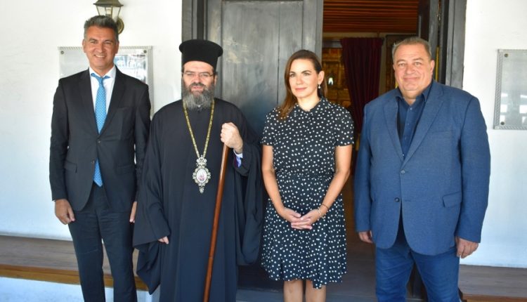Η-Υπουργός-Τουρισμού,-Όλγα-Κεφαλογιάννη,-στον-Μητροπολίτη-Μαρωνείας-και-Κομοτηνής