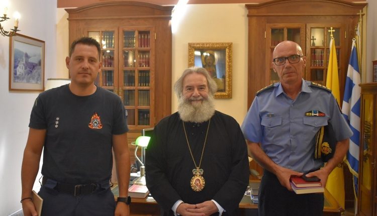 Ο-Διοικητής-Πυροσβεστικών-Υπηρεσιών-Μεσσηνίας-στον-Μητροπολίτη-Μάνης