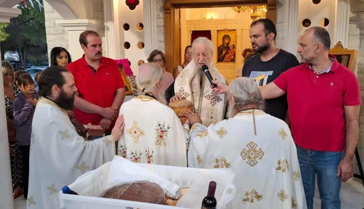 Αρχιερατικός-Εσπερινός-Ανακομιδής-Λειψάνων-Αγίου-Νεκταρίου-στο-Κέντρο-Υγείας-Αλιβερίου