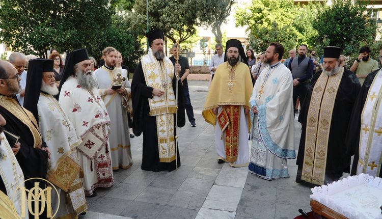 Αρχιερατικό-τρισάγιο-επί-του-τάφου-του-μακαριστού-Μητροπολίτη-πρώην-Θεσσαλονίκης-Ανθίμου