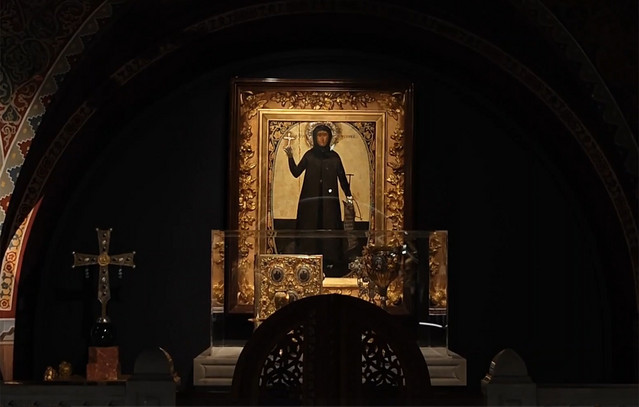 Ο-κρυμμένος-«θησαυρός»-της-Μητρόπολης-Αθηνών-–-Ένα-ταξίδι-από-τους-θρόνους-των-βασιλέων-έως-τα-άμφια-του-Χριστόδουλου