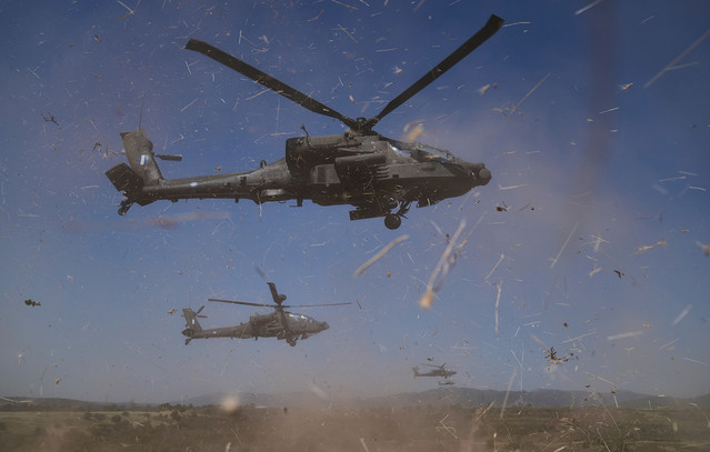 Η-Ελλάδα-αναβαθμίζει-τα-φονικά-ελικόπτερα-«Απάτσι»-με-νέα-επιθετικά-όπλα-ακριβείας