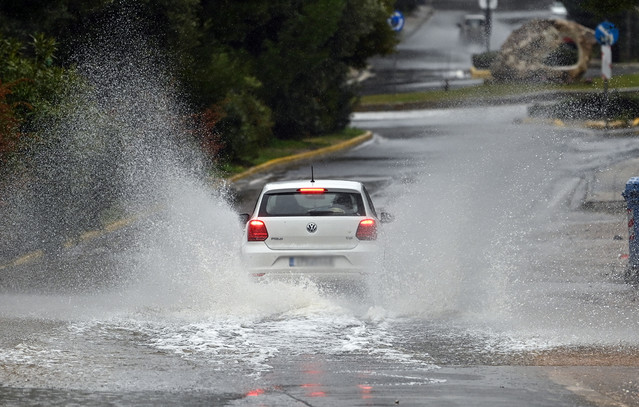 Βροχές,-έντονες-καταιγίδες-και-υψηλές-θερμοκρασίες-–-Χωρισμένη-στα-δύο-η-χώρα-λόγω-του-καιρού