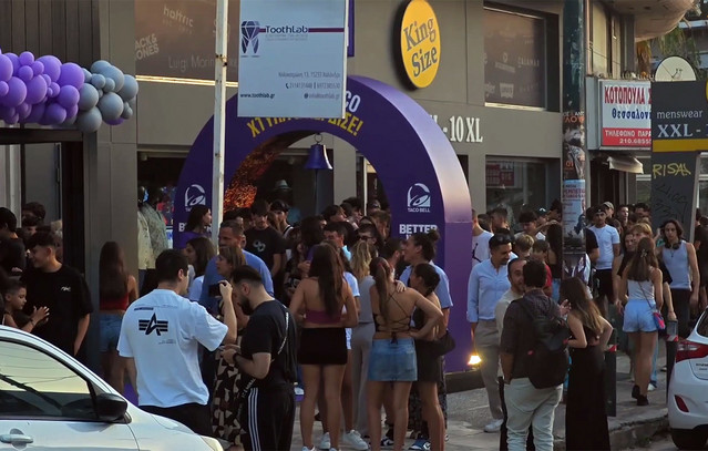 Ουρά-εκατοντάδων-μέτρων-στο-Χαλάνδρι-για-τα-εγκαίνια-καταστήματος-αμερικανικής-αλυσίδας-fast-food