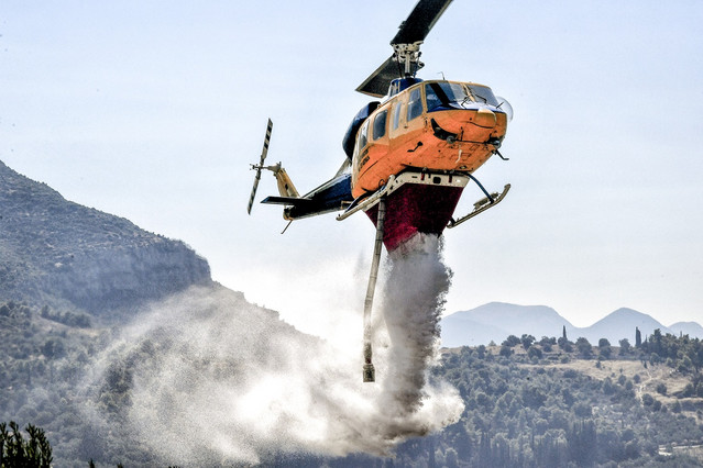 Φωτιά-στον-οικισμό-Βρίσα-στη-Λέσβο-–-Επιχειρούν-εναέρια-μέσα