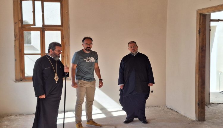 Ο-Μαρωνείας-Παντελεήμων-στο-υπό-ανακαίνιση-κτήριο-της-παλαιάς-Μητρόπολης