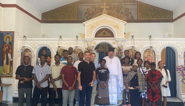 Τα-παιδιά-από-τη-Ζάμπια-αποχαιρετούν-την-κατασκήνωση-στα-Καμένα-Βούρλα