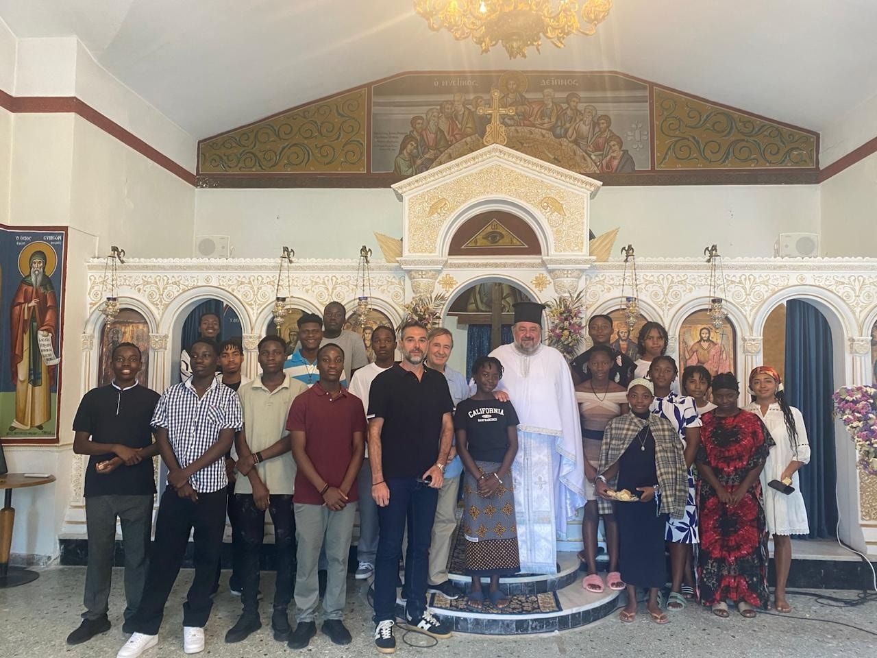 Τα-παιδιά-από-τη-Ζάμπια-αποχαιρετούν-την-κατασκήνωση-στα-Καμένα-Βούρλα