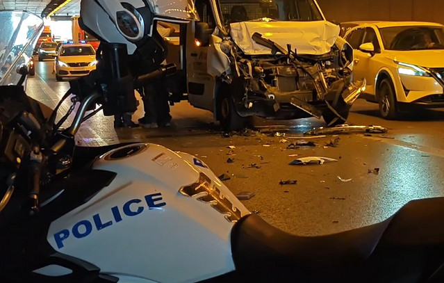 Σοβαρό-τροχαίο-στην-Ποσειδώνος-με-φορτηγό,-αυτοκίνητο-και-δύο-μηχανές