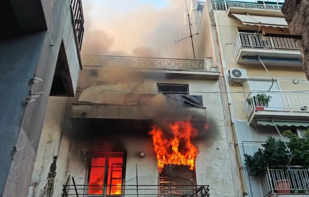 Φωτιά-σε-εγκαταλελειμμένο-κτίριο-στο-Μεταξουργείο