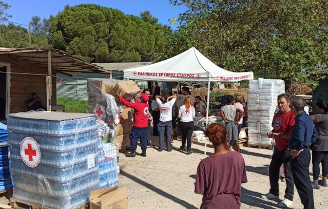 Ελληνικός-Ερυθρός-Σταυρός:-Διένειμε-ανθρωπιστική-βοήθεια-σε-πυρόπληκτες-οικογένειες-Ρομά-της-Κάτω-Αχαΐας