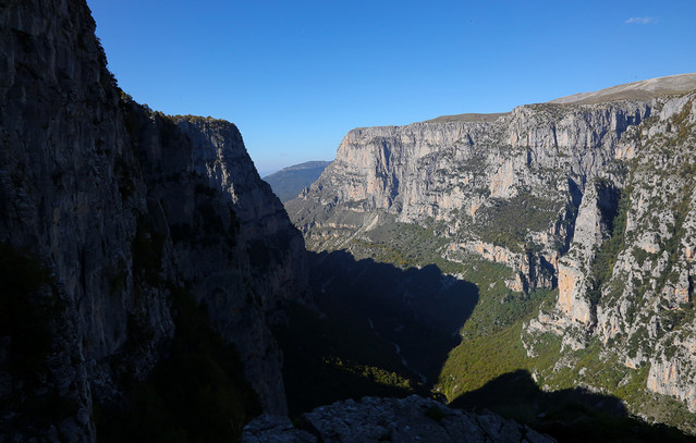 Εντείνονται-οι-έρευνες-για-τον-εντοπισμό-της-65χρονης-τουρίστριας-που-χάθηκε-στο-φαράγγι-του-Βίκου-–-Σηκώθηκαν-drones