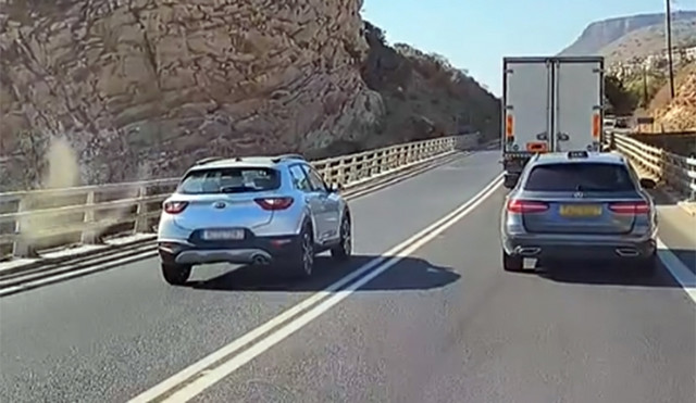 Οδηγός-αποπειράθηκε-να-προσπεράσει-τρία-οχήματα-πάνω-σε-γέφυρα-του-ΒΟΑΚ-–-Αποφεύχθηκε-σύγκρουση-την-τελευταία-στιγμή