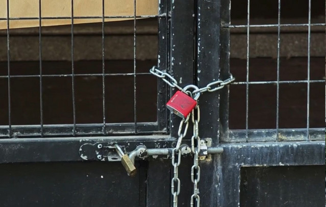 Μπήκαν-τα-πρώτα-«λουκέτα»-σε-καταστήματα-εστίασης-στην-Αθήνα-για-παράνομα-τραπεζοκαθίσματα-–-«Καμπάνες»-σε-102-επιχειρήσεις