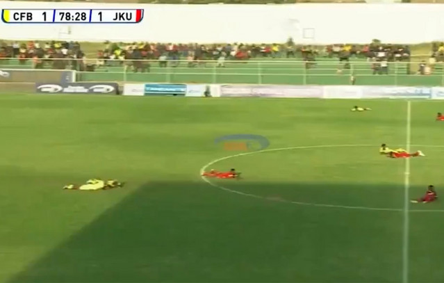 Ποδοσφαιριστές-ξάπλωσαν-στο-χορτάρι-για-να-γλιτώσουν-από-τις-μέλισσες-κατά-τη-διάρκεια-αγώνα