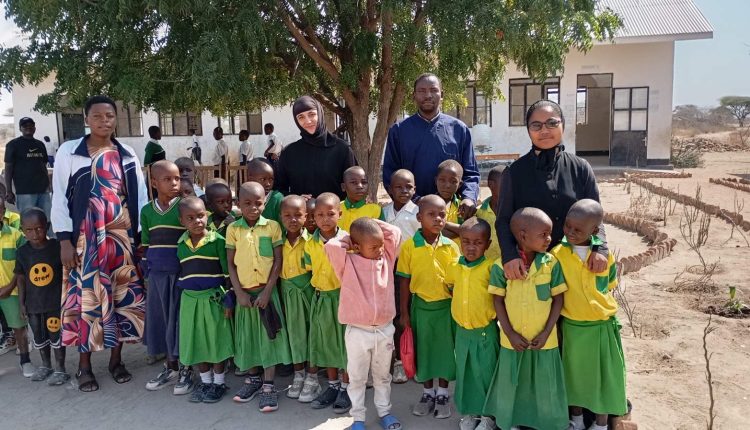 Η-Ιεραποστολική-Στέγη-δίπλα-στους-μαθητές-του-Σασαμάμπο