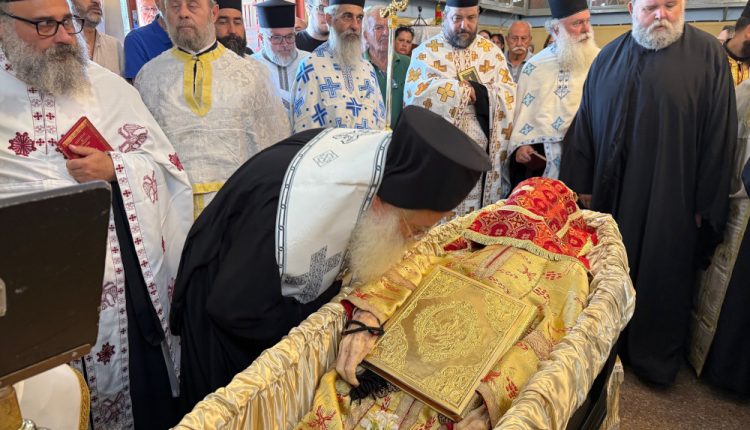 Την-Εξόδιο-Ακολουθία-του-μακαριστού-ιερέως-Πέτρου-Καλύβα-τέλεσε-ο-Μητροπολίτης-Ιεραπύτνης