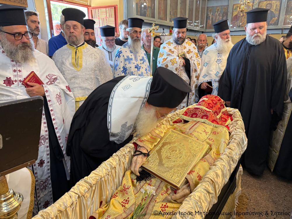 Την-Εξόδιο-Ακολουθία-του-μακαριστού-ιερέως-Πέτρου-Καλύβα-τέλεσε-ο-Μητροπολίτης-Ιεραπύτνης