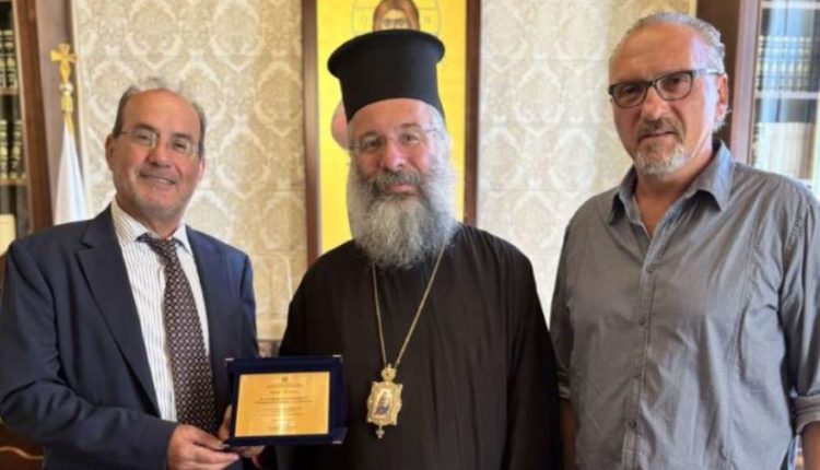 Ο-απερχόμενος-Διευθυντής-Δευτεροβάθμιας-Εκπαίδευσης-Ρεθύμνου-στον-Μητροπολίτη-Πρόδρομο