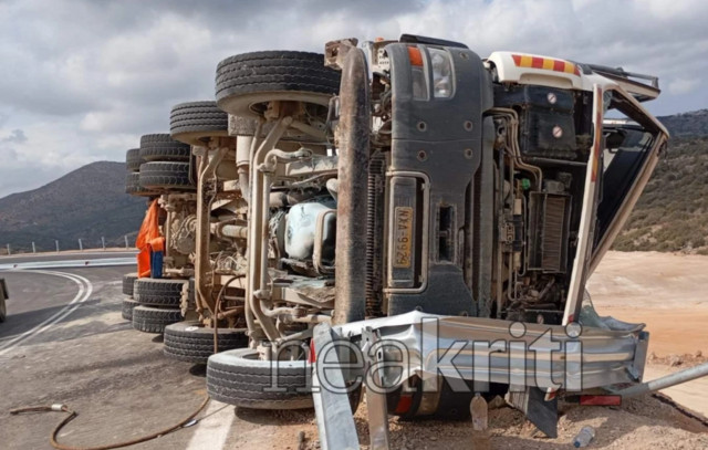 Σοκαριστικό-τροχαίο-στην-Κρήτη:-Μπετονιέρα-ανετράπη-λίγο-πριν-τον-γκρεμό-–-Εγκλωβίστηκε-ο-οδηγός,-έπιασε-φωτιά-ο-κινητήρας