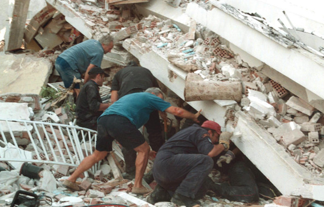 26-χρόνια-από-τον-σεισμό-του-1999-στην-Αθήνα:-143-νεκροί-από-τη-δόνηση-των-5,9-Ρίχτερ