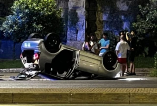 Αναποδογύρισε-αυτοκίνητο-στην-Αμαλίας-–-Ο-οδηγός-τραυματίστηκε-ελαφρά