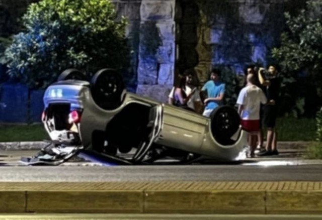 Αναποδογύρισε-αυτοκίνητο-στην-Αμαλίας-–-Ο-οδηγός-τραυματίστηκε-ελαφρά