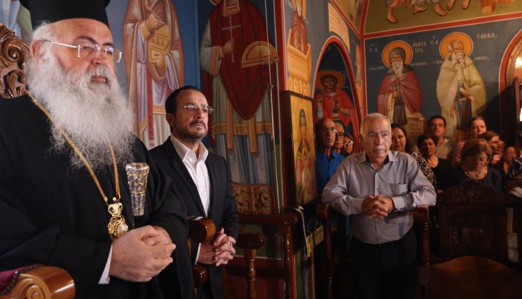 Ο-Αρχιεπίσκοπος-Γεώργιος-και-ο-Νίκος-Χριστοδουλίδης-στο-τρισάγιο-στη-μνήμη-των-θυμάτων-της-αεροπορικής-τραγωδίας-«Ήλιος»