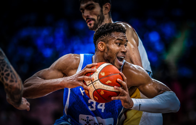 «Να-φέρουμε-m-16-να-σταματήσουμε-τον-Γιάννη-Αντετοκούνμπο»-–-Απίστευτη-ατάκα-από-τον-προπονητή-του-Ισραήλ